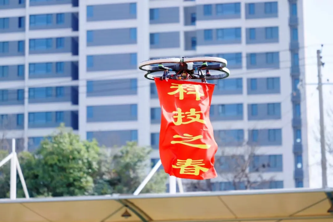 科技之春，绽放红领巾少年的智慧光芒
