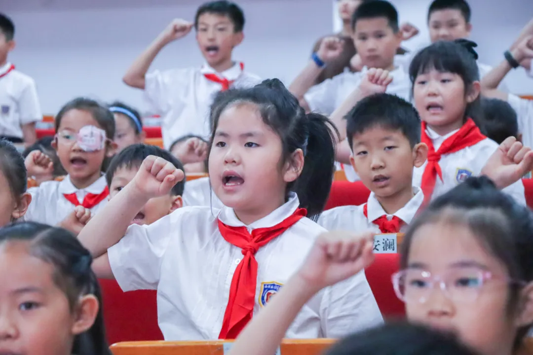 红领巾心向党 新队员新风采 | 西安藤信学校举行中国少年先锋队新队员入队仪式